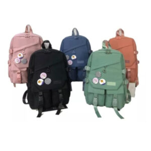 MOCHILA ESCOLAR IMPERMEABLE CON INSIGNIAS